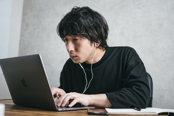 こつこつとプログラムの改修を行うエンジニア