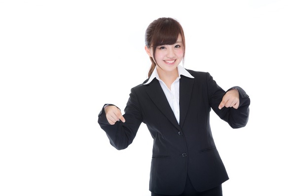 「詳細はこちらから!」と指をさす女性